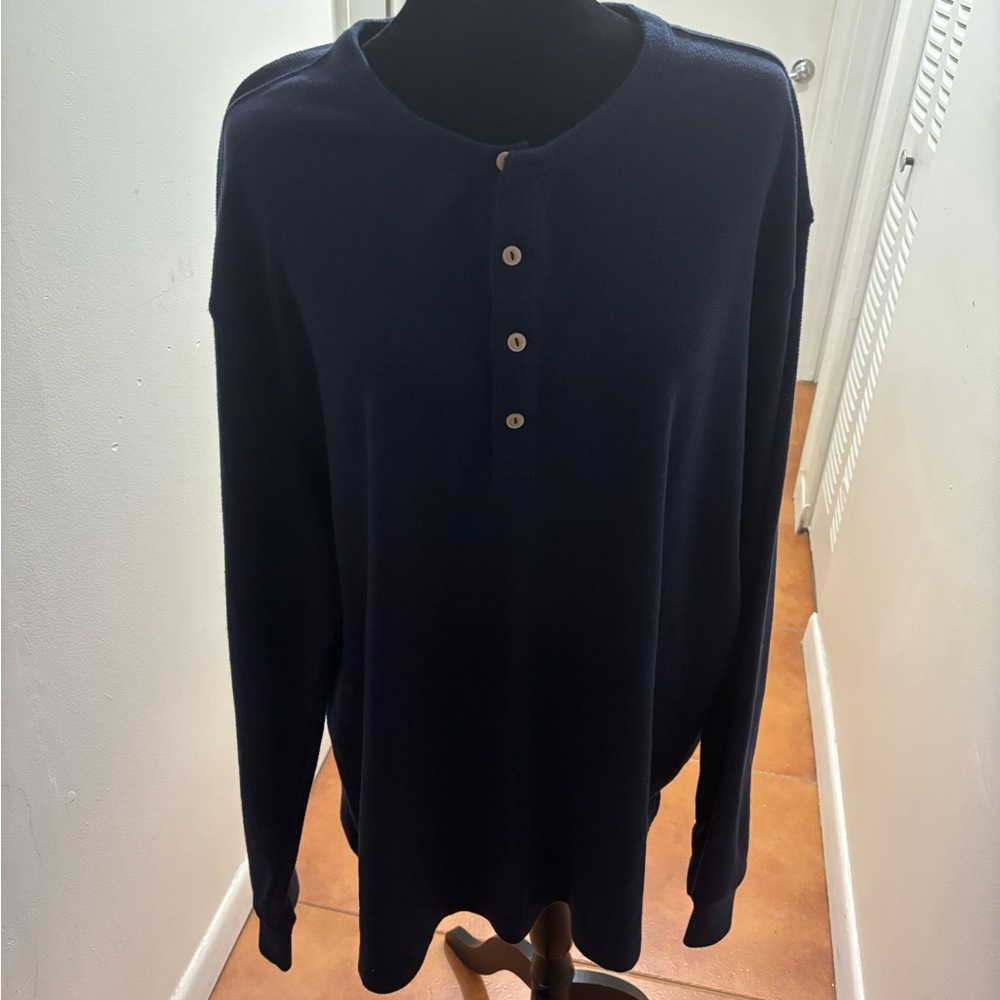 Men’s Navy Blue long sleeves, 4 buttons on the top. Knit top Navy blue EXCELLENT